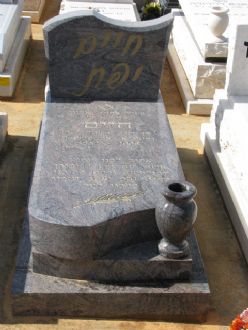 מצבת גרניט בצבעים אפור וחום