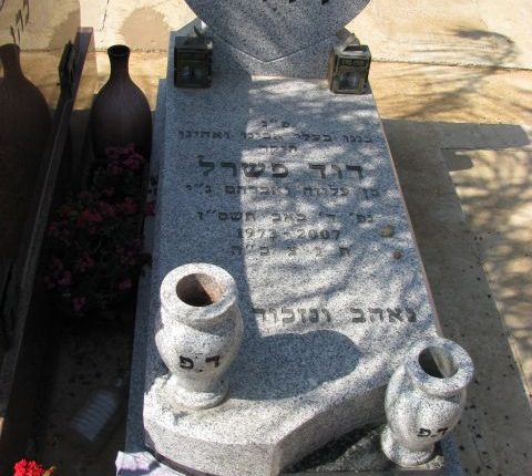 מצבת אבן מעוצבת למראה מיוחד עם כד בצד המצבה בצבע לבן של שגב מצבות במחירים שווים לכל כיס