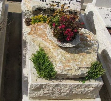מצבות מאבן מעוטרות בפרחים