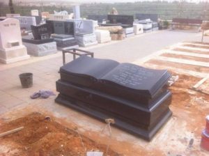 מצבות שחורות משיש בצורת ספר