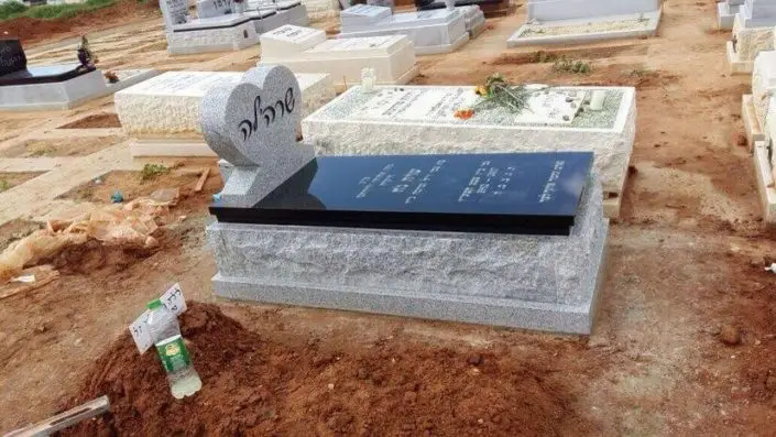 מצבת יחיד אבן גרניט צבע שחור ושמנת