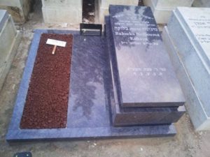 מצבת זיכרון גרניט אפורה