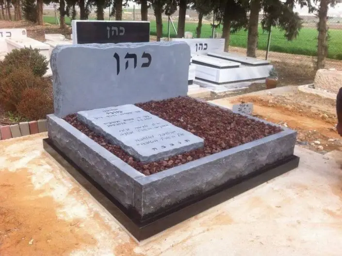מצבת גרניט בצבע אפור עם שילוב אבנים חומות