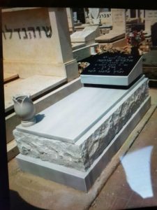 מצבה משיש טורקי בשילוב כד בצד