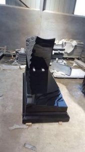 עיצוב מקורי ומיוחד למצבה ברחובות עבור משפחת המנוח