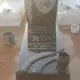 מצבה מאבן גרניט עם כיתוב מוזהב