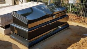 מצבות בצפון מגרניט שחורה עם עיצוב ספר תורה עליהן