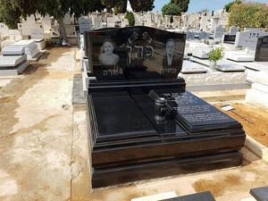 מצבה מיוחדת זוגית מאבן גרניט שחורה