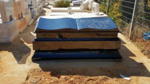 מצבה בצורת ספר מאבן גרניט