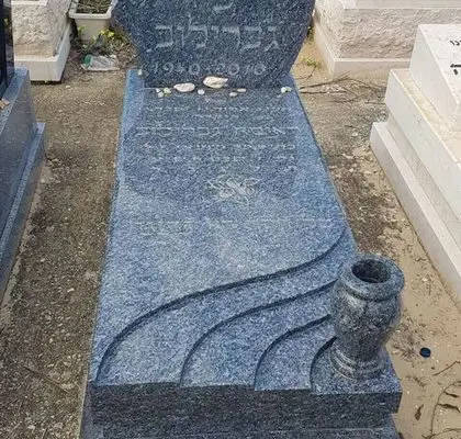 מצבה מאבן גרניט שחורה עם חריטה עמוקה