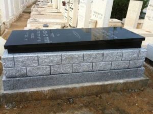 מבה הבנויה משילוב אבן חברון ושיש גרניט שחורה על ידי שגב מצבות