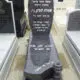 מצבת שיש מעוצבת עם הקדשה להנצחת הנפטר