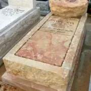 מצבה מאבן גרניט עם כיתוב בירקון