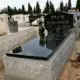 מצבה בצפון לקבר מסוג אבן חברון ושיש גרניט שחור עם כיתוב לבן להנצחת הנפטר