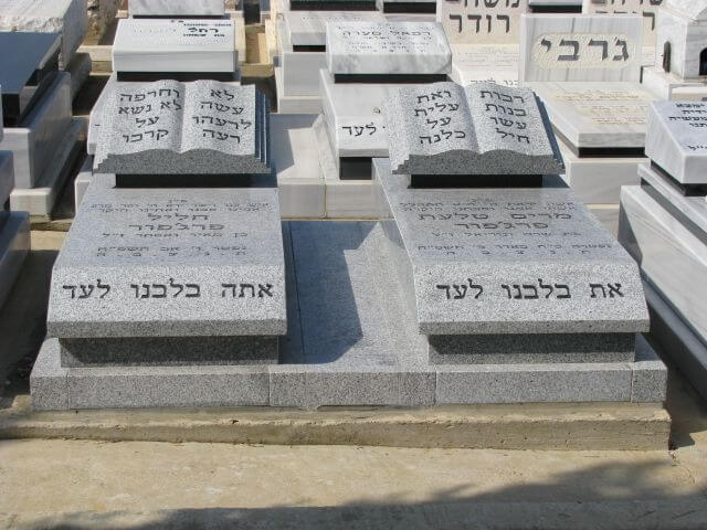 מצבות בצפון משיש לבן וכיתוב שחור למראה מיוחד