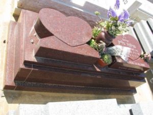 מצבת שיש גרניט אדומה בצפון