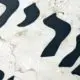 אותיות בצבע בכיתוב על מצבה