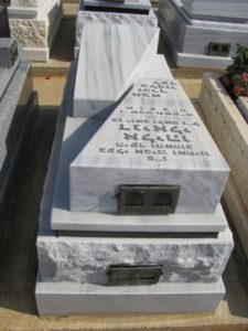 מצבה משפחתית בקומות עם מצבה מחולקת מלמעלה