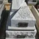 מצבה משפחתית בקומות עם מצבה מחולקת מלמעלה