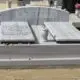 מצבה זוגית אפורה עם גב רחב בשילוב כד תואם באמצע