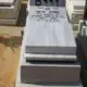מצבת ישיש גרניט לבנה אפורה עם כיתוב שחור בעיצוב שגב מצבות