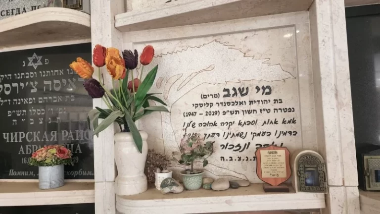 מצבות קיר - מצבות קבורת סנהדרין מעוצבת
